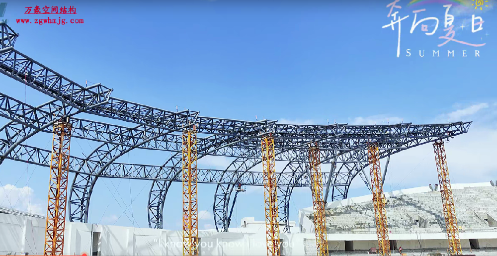 復雜異形空間鋼結(jié)構(gòu)正在火熱施工中