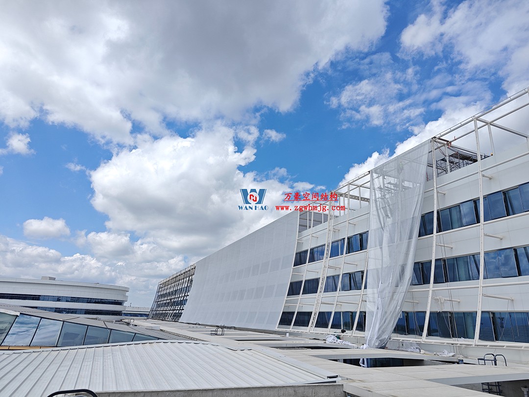 聚焦工程高質(zhì)量建設(shè)，這個網(wǎng)格織物幕墻正在施工安裝中