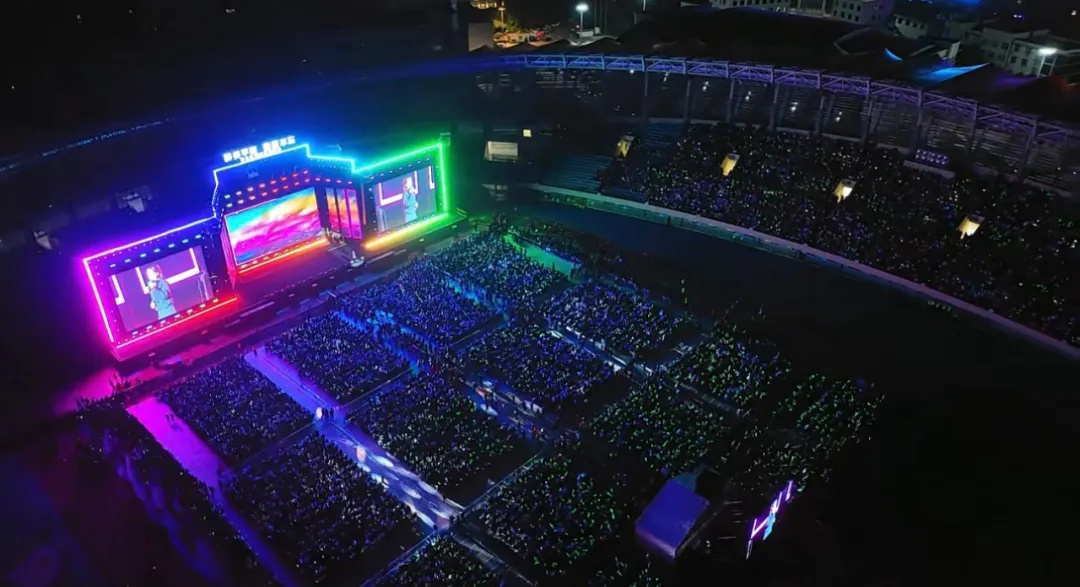 平陽體育中心群星演唱會！超萬人圍觀，現(xiàn)場火爆High唱！