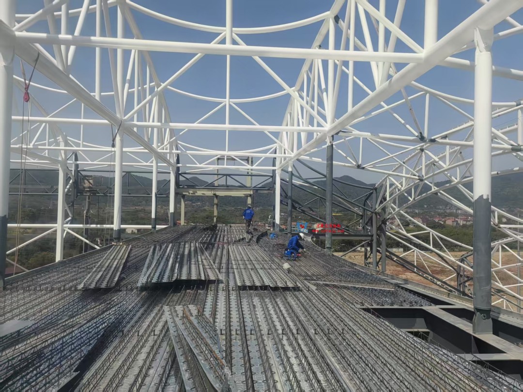 馭風(fēng)逐沙，織就賽道美學(xué)——比亞迪紹興嵊州賽車場(chǎng)干拔沙坡觀景平臺(tái)鋼膜結(jié)構(gòu)