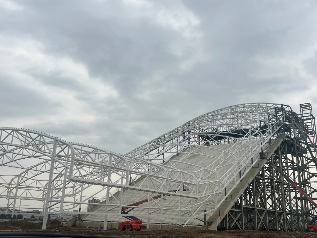 馭風(fēng)逐沙，織就賽道美學(xué)——比亞迪紹興嵊州賽車場(chǎng)干拔沙坡觀景平臺(tái)鋼膜結(jié)構(gòu)