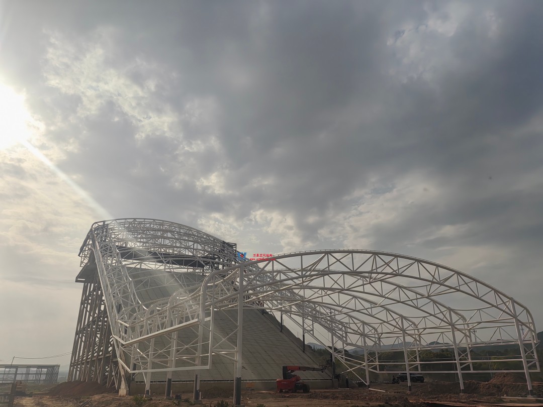 馭風(fēng)逐沙，織就賽道美學(xué)——比亞迪紹興嵊州賽車場(chǎng)干拔沙坡觀景平臺(tái)鋼膜結(jié)構(gòu)