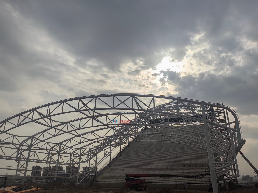 馭風(fēng)逐沙，織就賽道美學(xué)——比亞迪紹興嵊州賽車場(chǎng)干拔沙坡觀景平臺(tái)鋼膜結(jié)構(gòu)