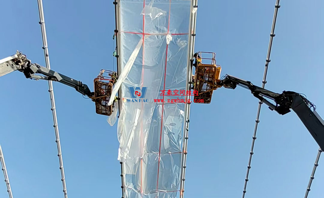 無(wú)錫奧體中心體育場(chǎng)ETFE膜首吊成功，太湖畔將閃耀“生態(tài)之光”