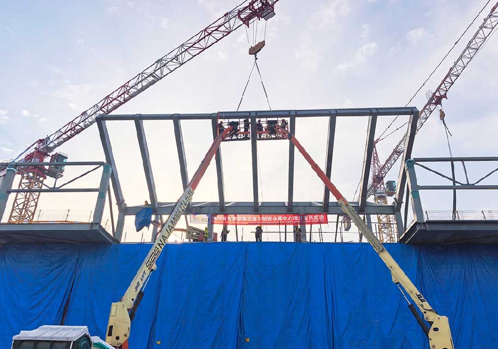 萬豪集團(tuán)-塞爾維亞國家展覽館項目二次鋼構(gòu)首吊圓滿成功