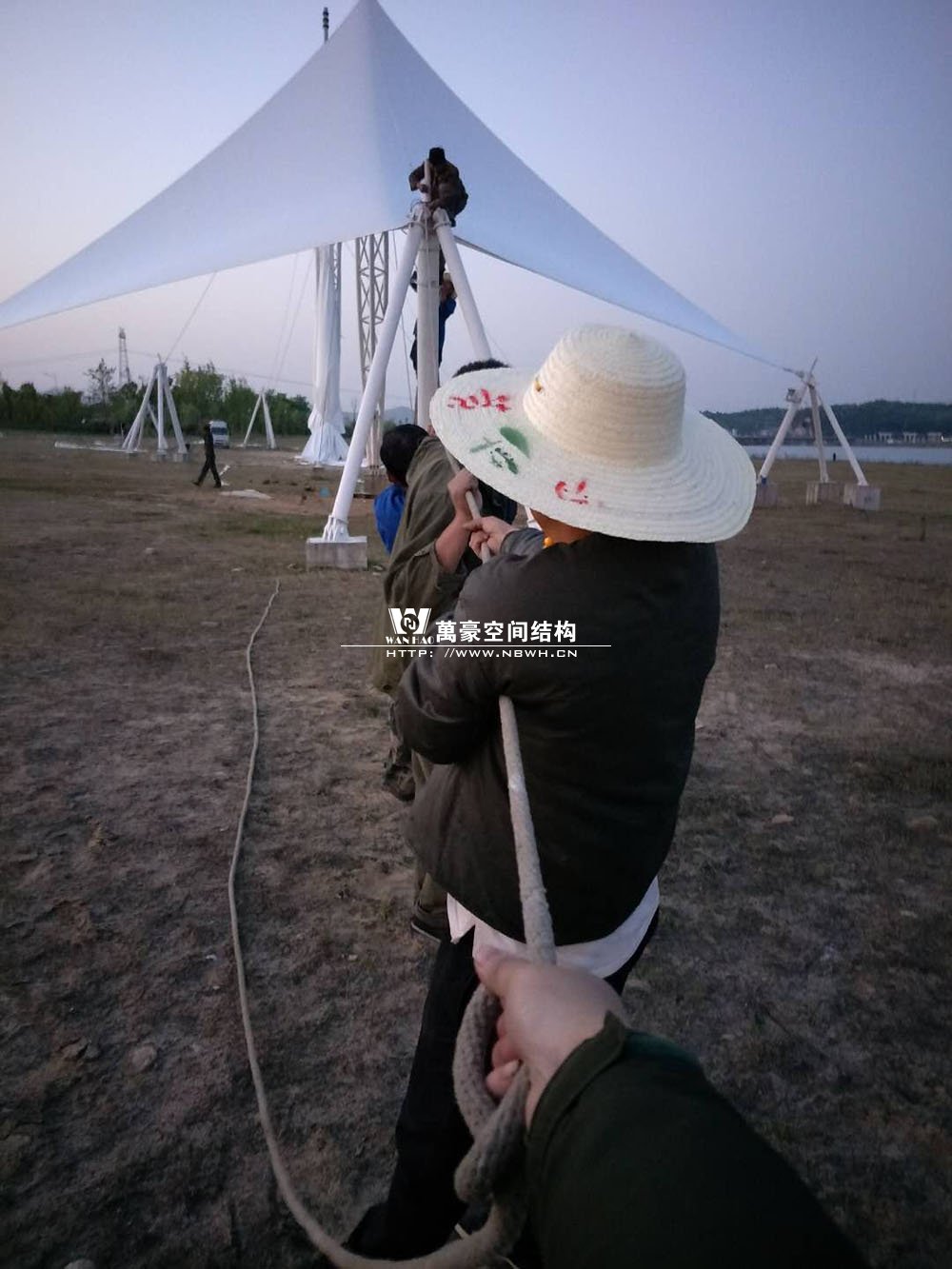 高橋?yàn)超F(xiàn)代產(chǎn)業(yè)園單飛燕、雙飛燕景觀膜結(jié)構(gòu)工程已近尾聲