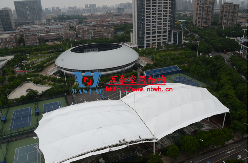 膜結(jié)構(gòu)遮陽雨棚有哪些特點(diǎn)？如何選擇合適的膜結(jié)構(gòu)遮陽棚公司？