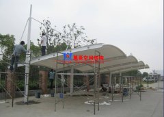 膜結(jié)構(gòu)車棚布怎么施工安裝？膜結(jié)構(gòu)車棚布安裝注意事項(xiàng)