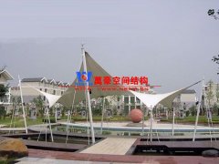 膜結(jié)構(gòu)遮陽棚有哪些特點(diǎn)？哪些場(chǎng)所可以使用膜結(jié)構(gòu)遮陽蓬？