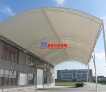 定做膜結(jié)構(gòu)雨棚價格多少?樓頂做個膜結(jié)構(gòu)雨棚子多少錢？