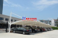 私家車膜結(jié)構(gòu)停車棚造價(jià)多少？轎車膜結(jié)構(gòu)車棚一平方價(jià)格最新報(bào)價(jià)