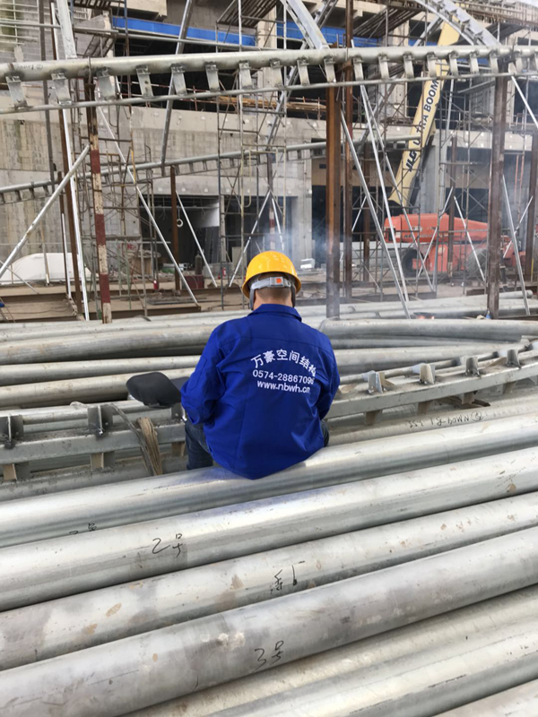 青島膜結(jié)構幕墻項目緊張施工中