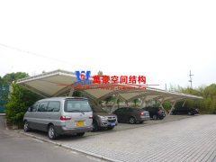 做膜結(jié)構(gòu)車棚報價價格差距很大，該怎么選膜結(jié)構(gòu)公司?