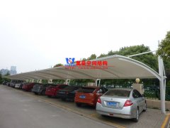 為什么膜結(jié)構(gòu)車棚會成為汽車車棚定制的優(yōu)選？膜結(jié)構(gòu)車棚有哪些特點優(yōu)勢？