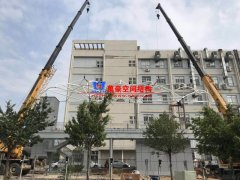 張拉膜結(jié)構(gòu)車棚中鋼結(jié)構(gòu)如何防銹？張拉膜車棚除銹的方法有哪些？