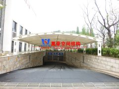 地下車庫雨棚什么材料好？膜結(jié)構(gòu)為什么是地下車庫雨棚材料的優(yōu)先選擇？
