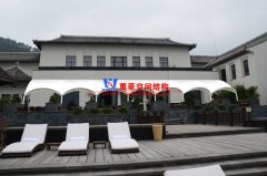 伸縮遮雨棚和膜結(jié)構(gòu)雨棚那個(gè)好？伸縮遮雨棚和膜結(jié)構(gòu)雨棚優(yōu)缺點(diǎn)對(duì)比