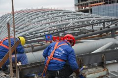 鋼膜結(jié)構(gòu)工程高空作業(yè)需要注意哪些事項？如何確保安全？